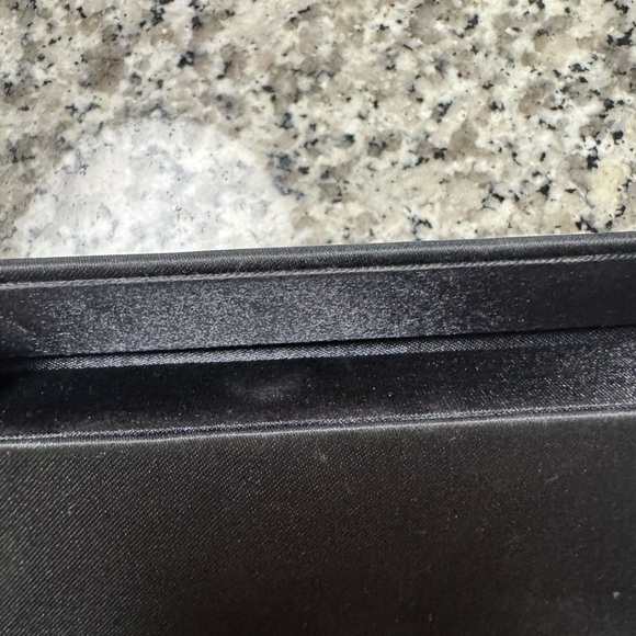 CHANEL Beauté Black Makeup Organizer with Embossed Floral Design - Picture 7 of 9